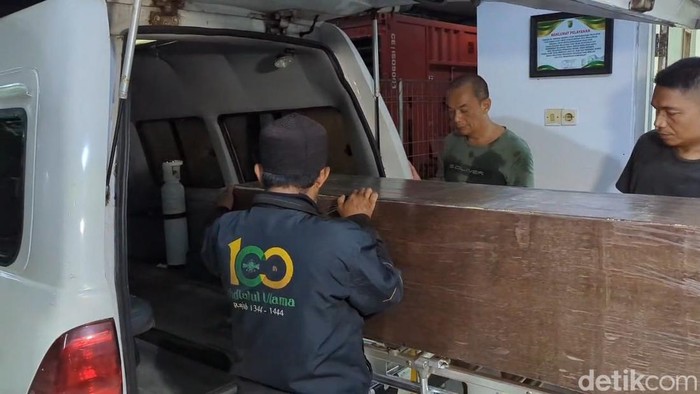 Jenazah korban ledakan petasan di Pekalongan dibawa ke rumah duka.