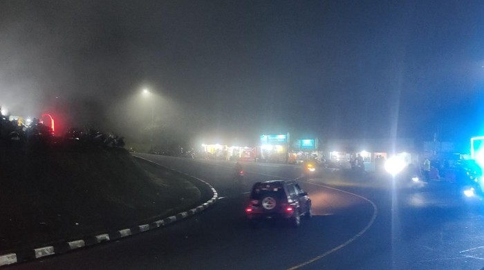 Kabut selimuti jalur Puncak