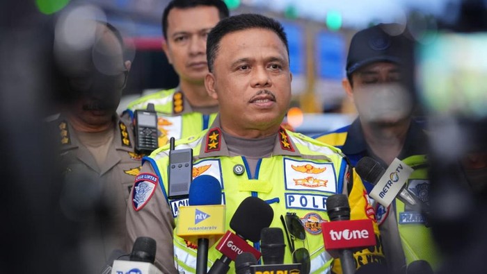 Kakorlantas Polri Irjen Agus Suryonugroho meninjau situasi di Gerbang Tol Banyumanik, Jawa Tengah, Selasa (24/3/2026).