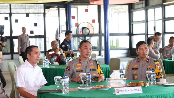 Kapolda Sumatera Selatan (Sumsel) Irjen Sandi Nugroho mengikuti Zoom Meeting evaluasi nasional bersama Kapolri Jenderal Listyo Sigit Prabowo dari kawasan Riverside Benteng Kuto Besak (BKB) Palembang, Selasa (24/3/2026).