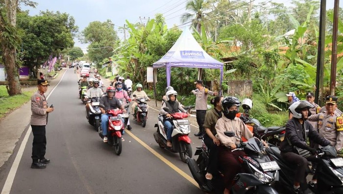 Kapolres Ciamis AKBP Hidayatullah memimpin pengaturan lalu lintas di Jembatan Bailey Cikaleho Jalur Mudik Ciamis-Cirebon.