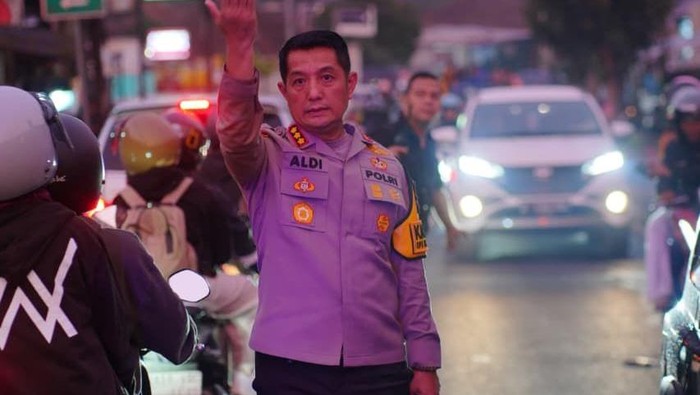 Kapolresta Bandung Kombes Aldi Subartono saat melakukan pengaturan lalu lintas di Jalan Raya Ciwidey Rancabali.