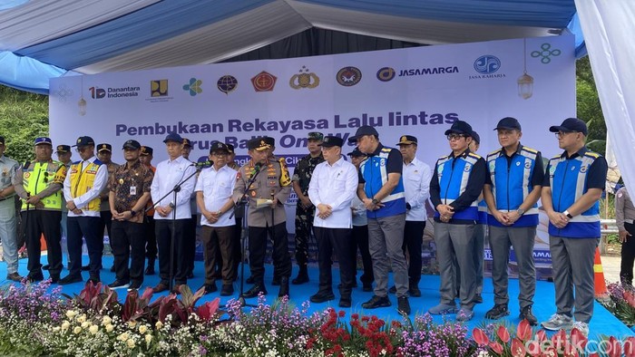 Kapolri Jenderal Listyo Sigit pimpin flag off mulai one way nasional di Gerbang Tol Kalikangkung, Kecamatan Ngaliyan, Kota Semarang, Selasa (24/3/2026).