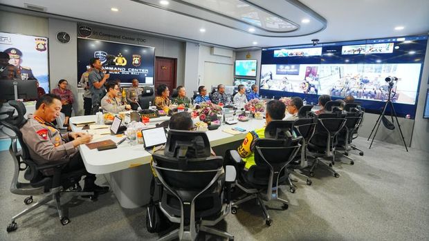 Kapolri Jenderal Listyo Sigit Prabowo memantau langsung situasi objek wisata nasional, sekaligus memastikan kesiapan pengamanan arus balik Lebaran 2026. Pemantauan terpusat dari 91 Command Center ITDC, Nusa Dua, Bali, Selasa (24/3/2026).