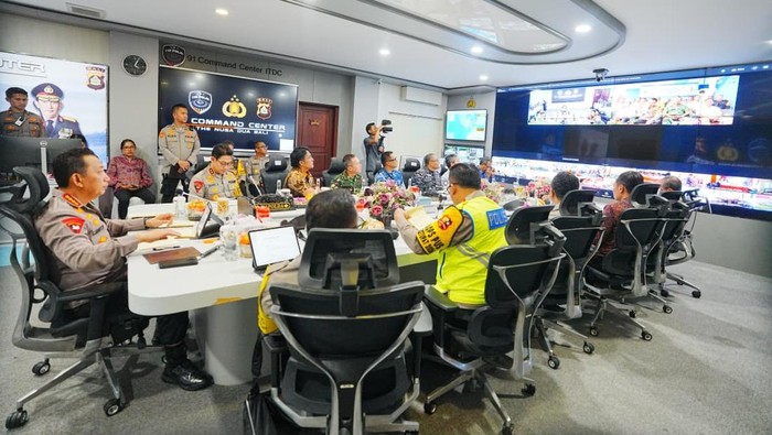 Kapolri Jenderal Listyo Sigit Prabowo memantau langsung situasi objek wisata nasional, sekaligus memastikan kesiapan pengamanan arus balik Lebaran 2026. Pemantauan terpusat dari 91 Command Center ITDC, Nusa Dua, Bali, Selasa (24/3/2026)