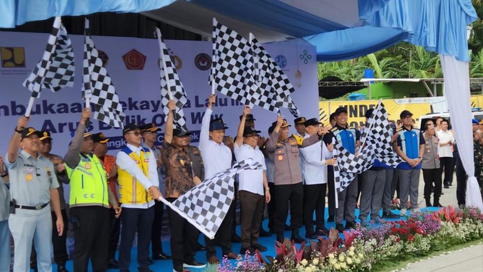 Kapolri Jenderal Listyo Sigit Prabowo membuka rekayasa lalu lintas one way nasional untuk arus balik Lebaran 2026 di Gerbang Tol (GT) Kalikangkung, Semarang, Jawa Tengah, Selasa (24/3/2026) pukul 14.25 WIB.