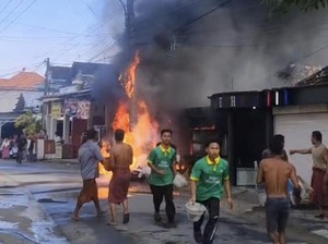 Pom Mini di Gresik Terbakar Hebat, Rumah dan 3 Motor Hangus