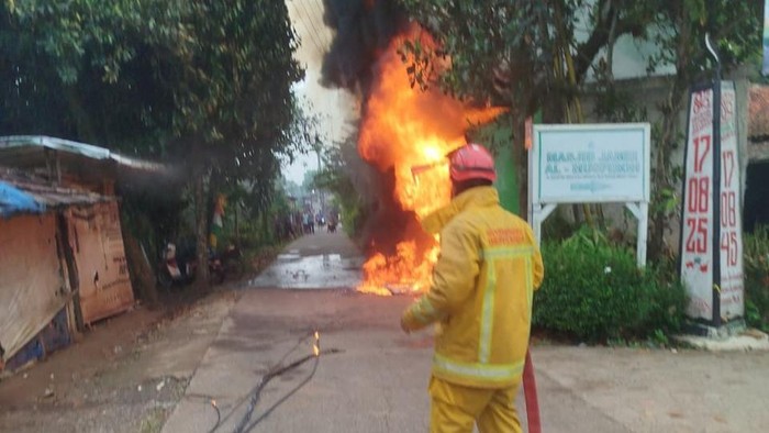 Kebakaran melanda sebuah warung kelontong di Desa Cikodom, Kecamatan Gunung Sindur, Bogor, Jawa Barat