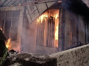 Rumah Penjual BBM Eceran di Kangean Sumenep Ludes Terbakar