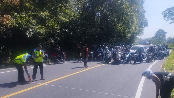 Polisi saat olah TKP kecelakaan di Jalan Jamin Ginting, Deli Serdang.