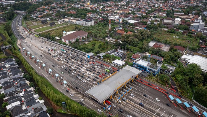 Foto udara kendaraan roda empat mengantre untuk memasuki gerbang tol (GT) Banyumanik,  Tol Trans Jawa Semarang-Solo KM 420B, Kota Semarang, Jawa Tengah Selasa (24/3/2026). Pada H+2 Lebaran atau Selasa (24/3) hingga pukul 16:30 WIB, kendaraan roda emp