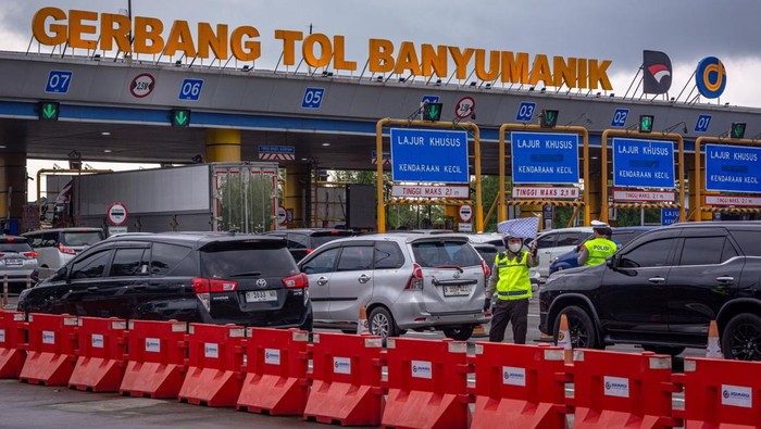 Foto udara kendaraan roda empat mengantre untuk memasuki gerbang tol (GT) Banyumanik,  Tol Trans Jawa Semarang-Solo KM 420B, Kota Semarang, Jawa Tengah Selasa (24/3/2026). Pada H+2 Lebaran atau Selasa (24/3) hingga pukul 16:30 WIB, kendaraan roda empat terpantau ramai lancar yang didominasi pemilir dari arah Jawa Tengah bagian selatan, Jawa Timur, Solo, DI Yogyakarta menuju ke sejumlah wilayah di Jawa Tengah bagian utara, barat dan timur serta DKI Jakarta dan Jawa Barat. ANTARA FOTO/Aji Styawan/nym.