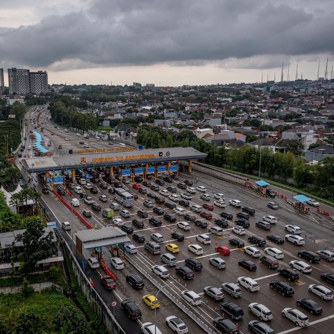 Kendaraan Mengular di GT Banyumanik Saat Arus Balik