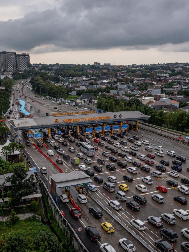 Kendaraan Mengular di GT Banyumanik Saat Arus Balik