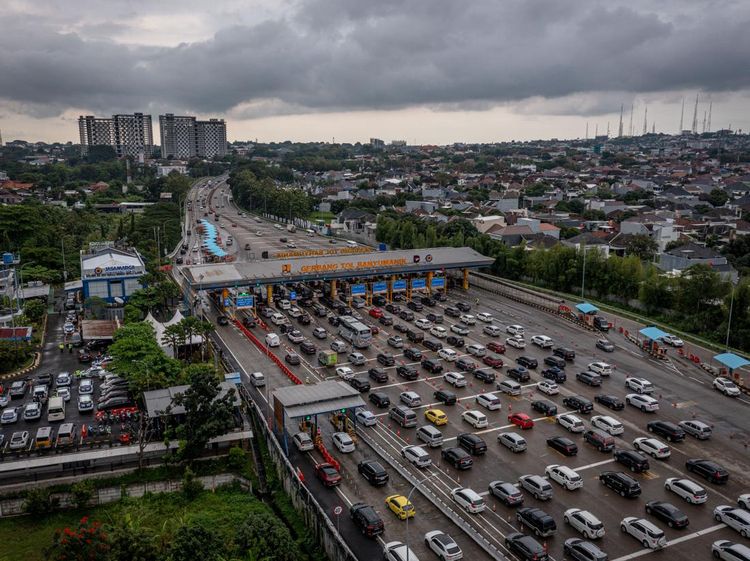 Kendaraan Mengular di GT Banyumanik Saat Arus Balik
