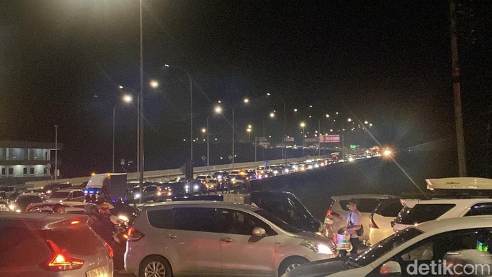 Kepadatan arus lalu lintas di GT Parungkuda-Jalur Arteri