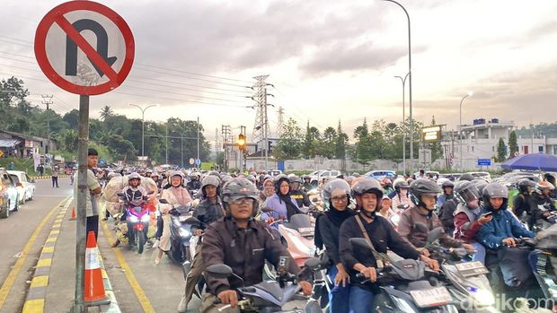 Kepadatan arus lalu lintas di GT Parungkuda-Jalur Arteri