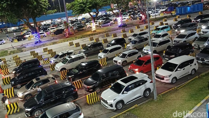 Kepadatan kendaraan terjadi di Pelabuhan Bakauheni pada arus mudik