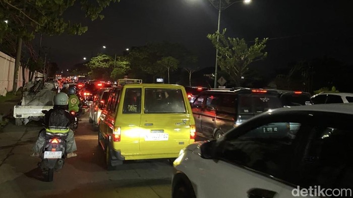 Kepadatan lalu lintas di Jalan Siliwangi, Kecamatan Semarang Barat, Kota Semarang, Selasa (24/3/2026).