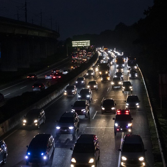 Kepadatan Lalu Lintas Warnai Tol Purbaleunyi Menuju Jakarta