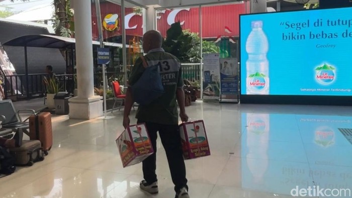 Ketua Porter Tim Nomor Kecil di Stasiun Gubeng Baru, Mustain Susilo (49)