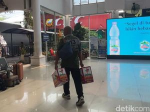 Kisah Mustain, 34 Tahun Jadi Porter di Stasiun Gubeng Tanpa Mudik Lebaran