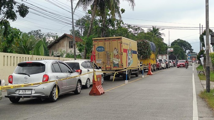 Kondisi arus lalu lintas di Simpang Ajibarang, Kabupaten Banyumas menuju arah Jakarta yang mulai tersendat sejak pukul 14.00 WIB, Selasa (24/3/2026).