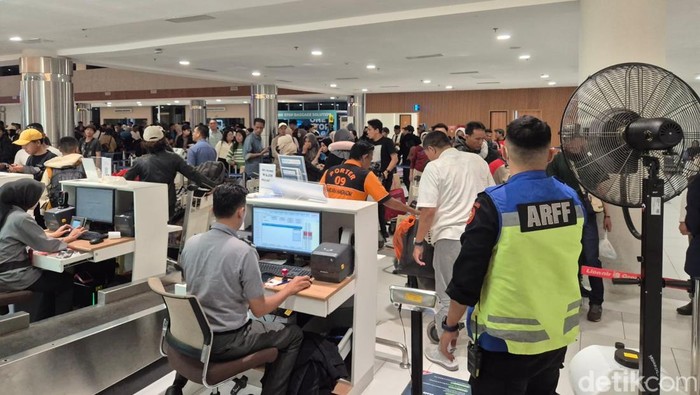 Suasana arus penumpang di Bandara Internasional Hang Nadim selama periode angkutan Lebaran 2026