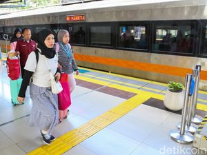 Video Stasiun Pasar Senen Masih Dipadati Pemudik pada H+7 Lebaran