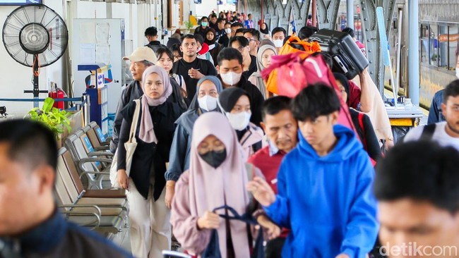 Video: H+5 Lebaran, Stasiun Pasar Senen Masih Dipadati Pemudik