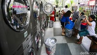 Pemilik usaha mencatat kenaikan omzet hingga 50 persen dibandingkan hari biasa. Lonjakan ini terjadi karena meningkatnya jumlah pelanggan yang tidak memiliki waktu atau tenaga untuk mencuci pakaian sendiri.