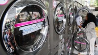 Kondisi ini dipicu oleh banyaknya asisten rumah tangga yang pulang ke kampung halaman, sehingga warga yang tetap berada di ibu kota mengandalkan layanan laundry.