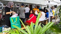 Situasi semakin terasa karena sejumlah usaha laundry lainnya memilih tutup sementara selama libur Lebaran. Hal ini membuat pelanggan menumpuk di tempat usaha yang masih beroperasi.
