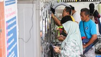 Warga pun terpaksa mengantre untuk mendapatkan layanan, terutama pada jam-jam sibuk. Sebagian pelanggan bahkan harus menunggu lebih lama dari biasanya karena meningkatnya volume cucian.