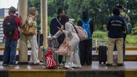 Arus balik Lebaran ditandai dengan meningkatnya jumlah penumpang kereta jarak jauh. Foto: ANTARA FOTO/Dedi Suwidiantoro