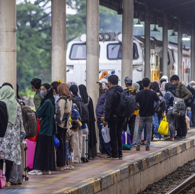 Lonjakan Penumpang Warnai Arus Balik di Stasiun Jatibarang