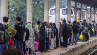 Penumpang menunggu kedatangan kereta api jarak jauh di Stasiun Jatibarang, Indramayu, Jawa Barat, Selasa (24/3/2026). Foto: ANTARA FOTO/Dedi Suwidiantoro