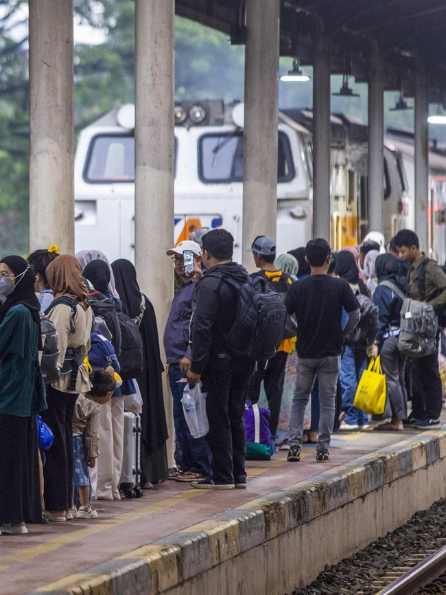 Lonjakan Penumpang Warnai Arus Balik di Stasiun Jatibarang
