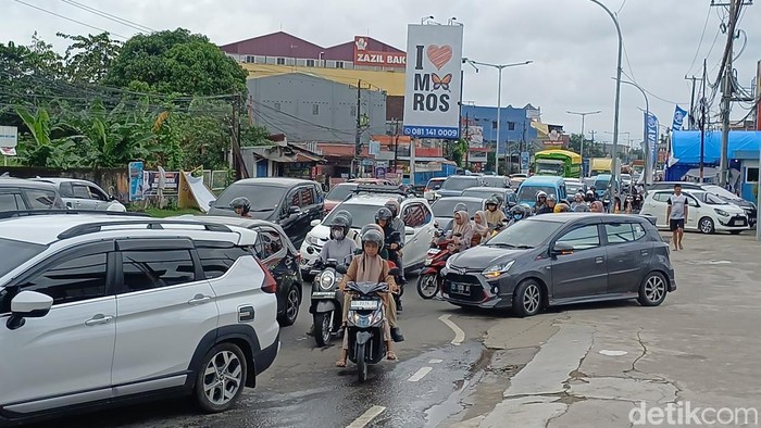 Macet di depan Grand Mall Maros di momen arus balik lebaran Idul Fitri 1447 Hijriah.