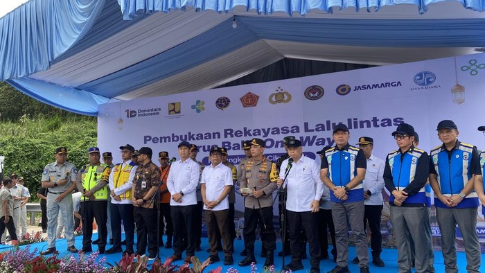 Menteri Perhubungan, Dudy Purwagandhi di Gerbang Tol Kalikangkung, Kecamatan Ngaliyan, Kota Semarang, Selasa (24/3/2026).