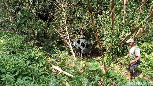 Mobil staf Dinas Pertanian Tabanan masuk jurang di Jalan Jurusan Payangan-Apuan, Desa Payangan, Kecamatan Marga, Tabanan, Selasa (24/4/2026).