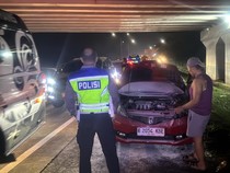 Mobil Terbakar di Tol KM 459B, Polisi Sigap Padamkan Api-Atur Lalu Lintas