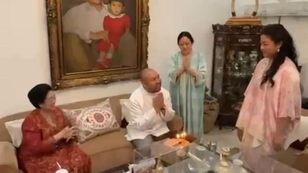 Momen Didit mendapat kejutan kue ulang tahun dari Megawati hingga Puan.
