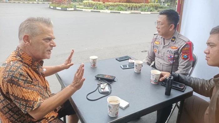 Momen wisatawan Amerika Serikat Mark asyik bercengkerama dengan Polantas di Kota Malang