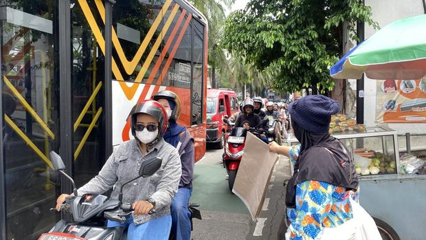 Nenek Ameh, penjual tikar di depan gerbang Taman Margasatwa Ragunan, Jaksel.