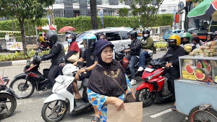 Nenek Ameh, penjual tikar di depan gerbang Taman Margasatwa Ragunan, Jaksel.