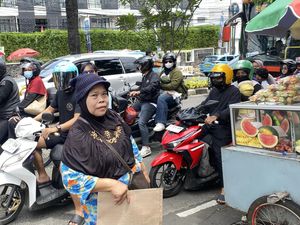Penjual Tikar di Ragunan: Pembeli Menurun Lebaran Ini
