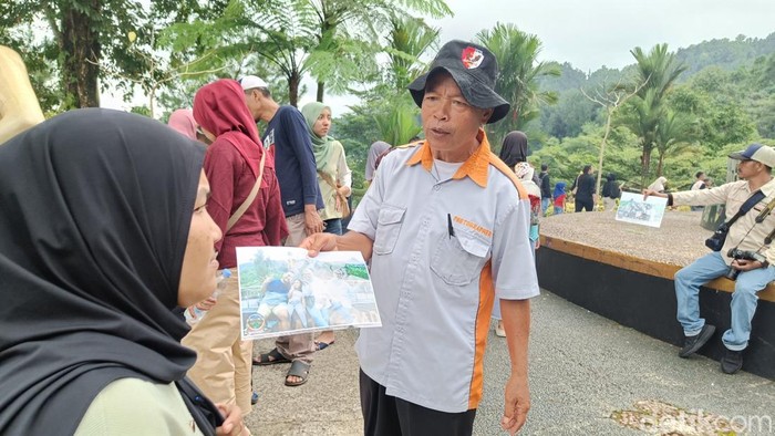 Nidam (63), tukang foto lokawisata Baturraden, Kabupaten Banyumas, menawarkan jasa ke pengunjung, Selasa (24/3/2026).