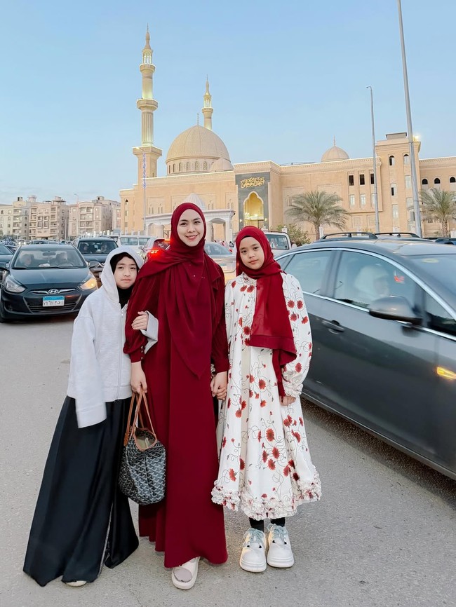 Maryam Nusaibah Abdullah dan Khadeejah Faatimah Abdullah, putri dari Oki Setiana Dewi, tampil santun dan serasi mengenakan hijab bernuansa merah saat merayakan momen Idulfitri di Tanah Suci. Foto: Dok. Instagram @okisetianadewi.