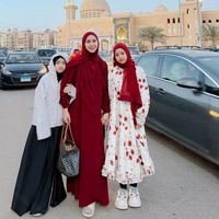 Maryam Nusaibah Abdullah dan Khadeejah Faatimah Abdullah, putri dari Oki Setiana Dewi, tampil santun dan serasi mengenakan hijab bernuansa merah saat merayakan momen Idulfitri di Tanah Suci. Foto: Dok. Instagram @okisetianadewi.